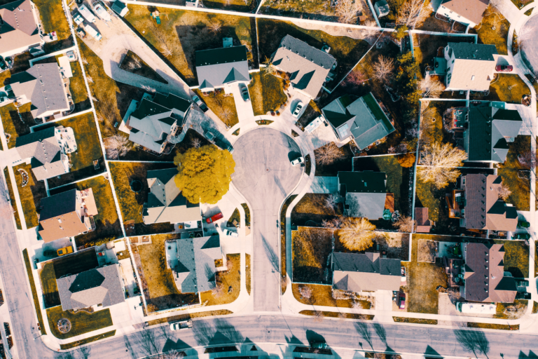 Les tendances 2024 pour les locations courte durée : Ce que veulent vraiment les voyageurs Pour attirer plus de réservations en 2024, il est essentiel de s’adapter aux nouvelles attentes des voyageurs. Voici les grandes tendances à surveiller et à intégrer dans votre stratégie : Des logements écoresponsables : Les voyageurs sont de plus en plus sensibles à l’environnement. Proposez des hébergements qui intègrent des pratiques durables : Recyclage à disposition des clients. Utilisation de produits de nettoyage écologiques. Installation de panneaux solaires ou équipements à faible consommation énergétique. Certificat ou label écologique pour rassurer les voyageurs. Espaces adaptés au télétravail : Avec l’essor du travail à distance, les voyageurs recherchent des logements adaptés : Créez un espace bureau ergonomique avec une bonne chaise et un bureau spacieux. Fournissez une connexion Internet rapide et fiable, indispensable pour les visioconférences. Offrez des options pratiques comme des multiprises ou des lampes de bureau. Mentionnez explicitement dans votre annonce que votre logement est parfait pour les "digital nomads". Expériences personnalisées : Les voyageurs recherchent bien plus qu’un simple hébergement. Pour vous différencier, proposez des services et des recommandations uniques : Partagez un guide local personnalisé avec vos meilleures adresses pour manger, boire et explorer. Collaborez avec des prestataires locaux pour proposer des activités comme des visites guidées, des cours de cuisine ou des balades en plein air. Offrez un pack de bienvenue incluant des produits locaux ou des informations sur les événements du moment. Flexibilité dans les réservations : La pandémie a changé les attentes des voyageurs en matière de flexibilité. Voici ce que vous pouvez mettre en place : Adoptez des politiques d’annulation plus flexibles pour rassurer les clients. Intégrez des options de check-in et check-out sans contact, comme des boîtes à clés ou des serrures intelligentes. Offrez des séjours de dernière minute ou prolongés pour attirer différents profils de voyageurs. Technologies modernes : Les voyageurs apprécient les gadgets qui simplifient leur séjour : Installez des serrures connectées permettant un accès facile et sécurisé. Proposez une domotique simple à utiliser (commandes pour lumières, chauffage, etc.). Fournissez un assistant vocal comme Alexa ou Google Home pour les demandes pratiques. Ajoutez une télévision connectée avec accès à des services de streaming comme Netflix. En adoptant ces tendances, non seulement vous répondrez aux attentes des voyageurs modernes, mais vous renforcerez aussi votre compétitivité sur le marché des locations courte durée. Restez à l’écoute des besoins évolutifs pour toujours offrir une expérience unique et inoubliable.